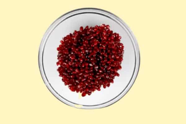 Keep pomegranate seeds in bowl